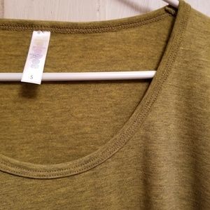 LuLaRoe Tops - LuLaRoe BNWT S Lynnae - heathered celery green LuLaRoe Tops - LuLaRoe BNWT S Lynnae - heathered celery green
